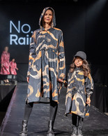 Présentée à la Luxembourg Fashion Week en septembre 2023, la nouvelle marque d’Elena Gromova s’appelle No.Rainer et propose des trenchs et ponchos imperméables (y compris des ponchos pour enfants) fabriqués à partir de polyester recyclé. (Photo: Claude Piscitelli)