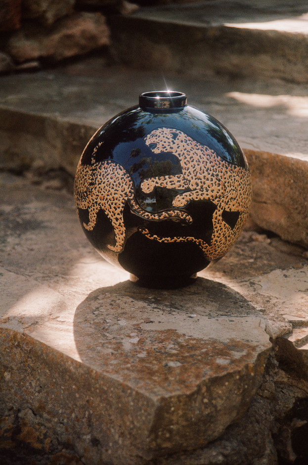 La Manufacture a collaboré avec la maison Saint Laurent pour qui elle a notamment créé une boule Coloniale de sa collection Extravaganza. (Photo: Manufacture des Emaux de Longwy 1798) 
