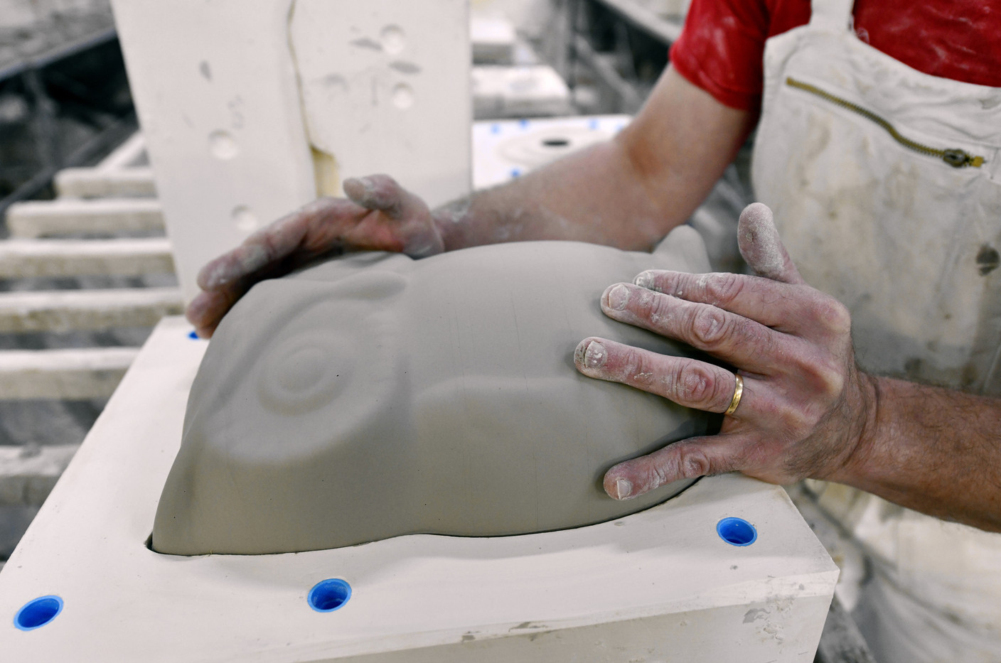 Une chouette grand format sèche dans son moule quatre à cinq heures avant son démoulage. Elle est ensuite séchée à l’air libre pendant 24 heures, avant que l’on procède au rachevage, au dessin du trait noir et à la décoration. (Photo: Manufacture des Emaux de Longwy 1798)/Alexandre Marchi)