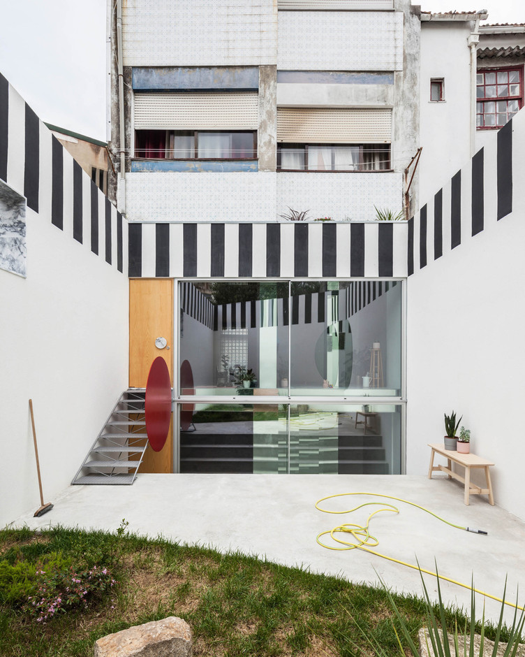 Conversion of a shop into a house by Fala Atelier. (Photo: Ricardo Loureiro)
