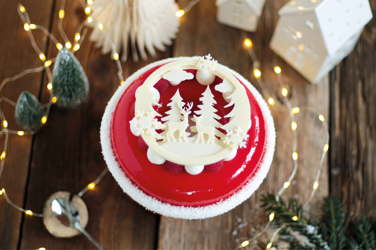 La bûche Couronne de Noël (aux fruits rouges et épices de Noël), en édition limitée. Crédit : (Maison Oberweis)
