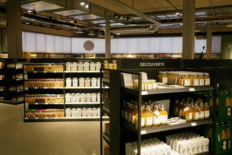 Entre épicerie fine et supermarché, emma’s propose une ambiance moderne et feutrée. (Photo: Matic Zorman / Maison Moderne)