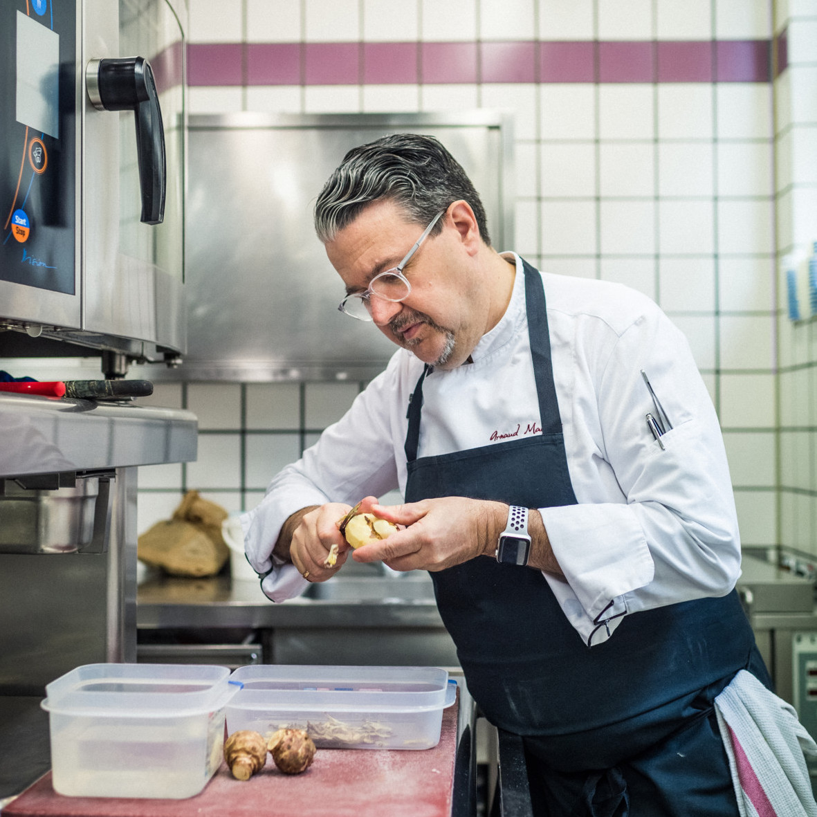 Le chef étoilé du restaurant Clairefontaine, Arnaud Magnier, est un des plus fervents défenseurs de la prise de coordonnées bancaires à la réservation au Luxembourg, malgré une première expérience assez décevante en la matière…  (Photo: Mike Zenari/Maison Moderne)