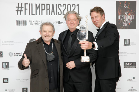 Claude Waringo (au centre), lors du dernier Lëtzebuerger Filmpräis, avec André Jung (à gauche), l’acteur principal de «Superjhemp retörns», et Félix Koch (à droite), son réalisateur.  (Photo: Matic Zorman/Maison Moderne/archives)