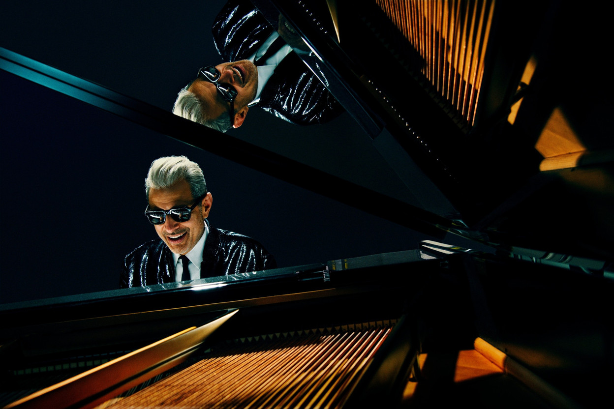 Jeff Goldblum, entre jazz et charisme hollywoodien – rendez-vous le samedi 26 avril pour une soirée musicale inoubliable.  (Universal Music)