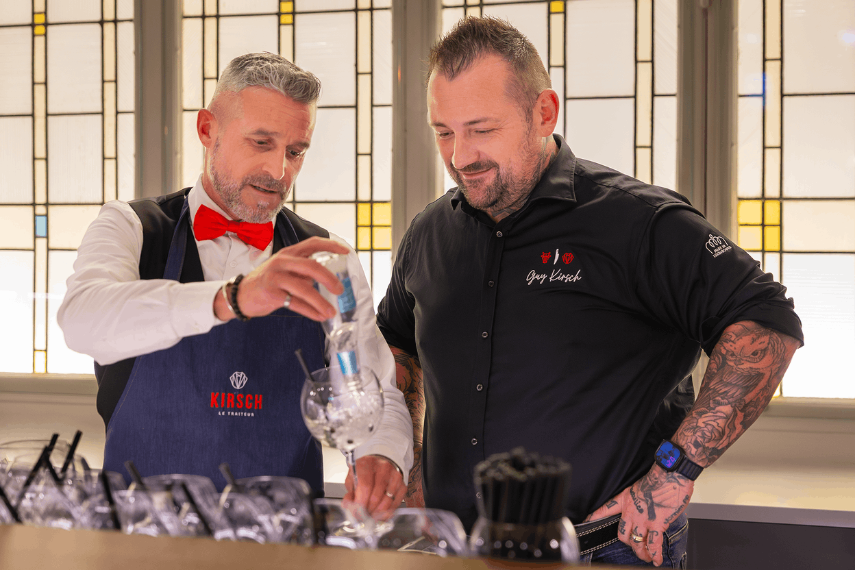 Guy Kirsch discute cocktail avec le maître d’hotel ©VincentRemy