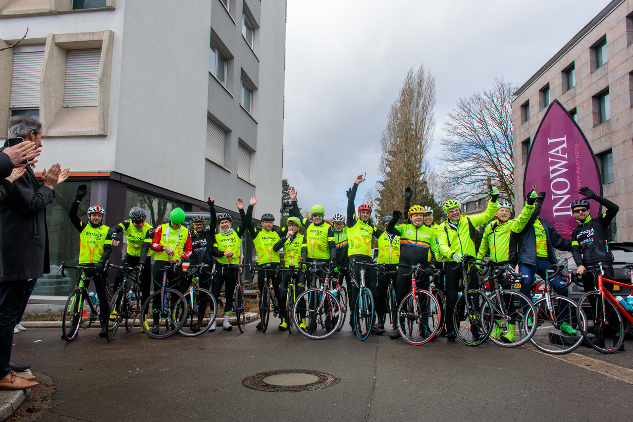 Les 17 cyclistes d’Inowai et Tracol Immobilier ont pris la route vers Cannes au profit du Télévie, à l’occasion du salon Mipim. (Photo: Matic Zorman)