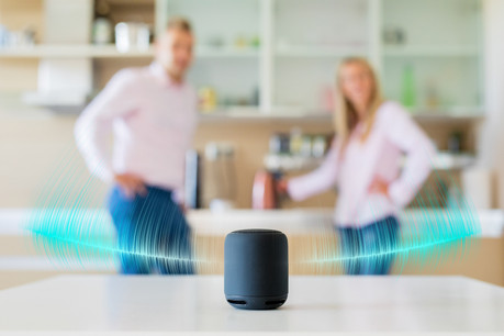 Deux scientifiques n’ont eu qu’à pointer un laser sur le micro de l’appareil et à faire varier l’intensité du signal. (Photo: Shutterstock)