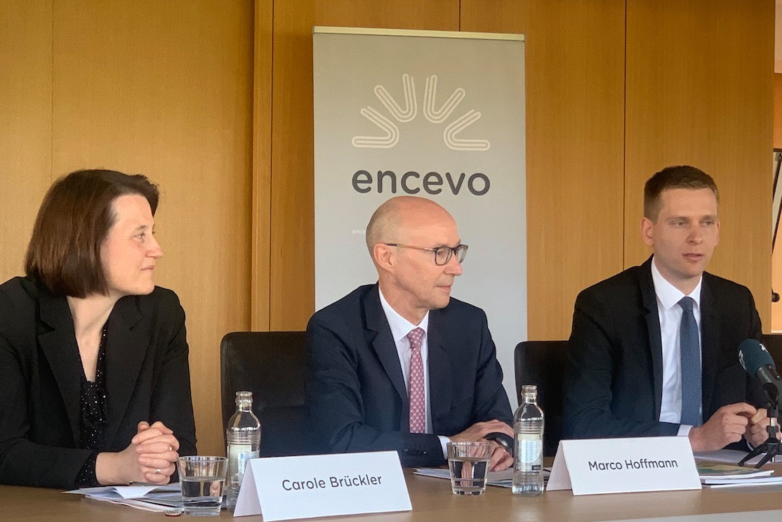 Le président du CA d’Enovos, Marco Hoffmann, entouré par la nouvelle présidente du CA de Creos Luxembourg, Carole Brückler, et le nouveau président du CA du groupe Encevo, Jeff Feller, tous les deux administrateurs pour le compte de l’État.  (Photo: Maison Moderne)