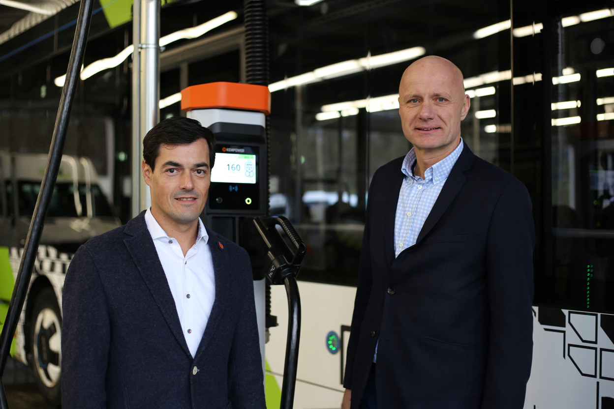 "The 5,000 solar panels will produce energy equivalent to driving an electric car 10 million kilometres a year, saving more than 700 tonnes of CO2 emissions a year", explain Joe Malago, technical director of Sales-Lentz, on the left, and François Neu, director of Enerdeal Luxembourg. Photo: SLA-MKT