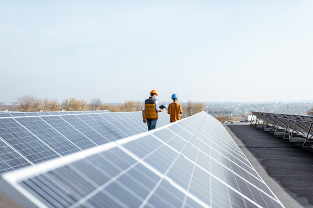 Une entreprise peut investir directement dans la production d’énergie (photovoltaïque, thermique, pompes à chaleur, biomasse, éolienne). (Photo: Shutterstock)