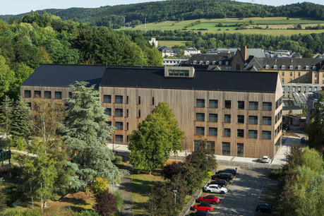 Le Lycée technique pour professions de santé à Ettelbruck a reçu le premier prix de l’Architekturpreis Gebäudeintegrierte Solartechnik. (photo: Christian Aschman)