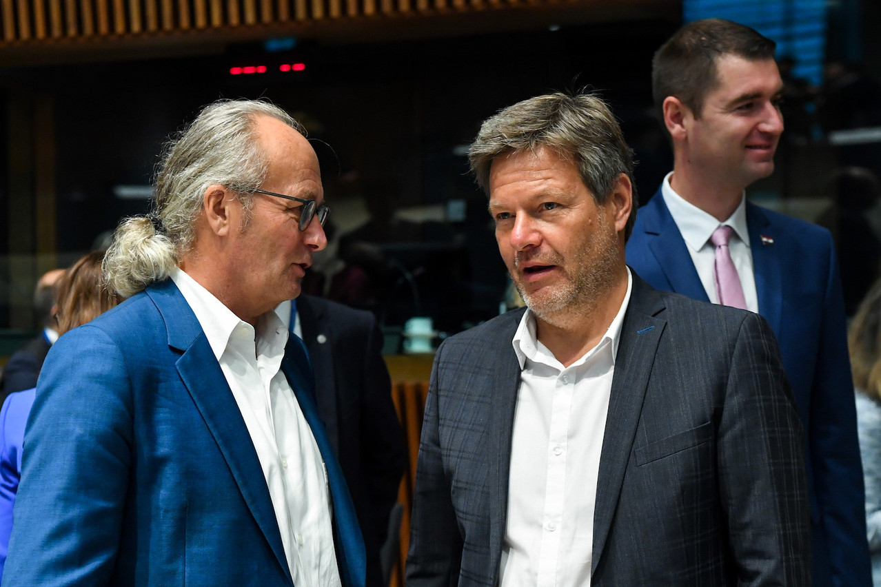 Claude Turmes (l.) speaking with Germany’s economy and climate minister Robert Habeck during the EU council meeting in Luxembourg on 27 June. Photo: European Union