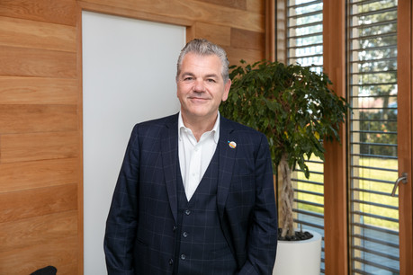 John Parkhouse, CEO de PwC Luxembourg, souhaite que le cabinet de conseil soit un employeur plus attractif en renforçant les effectifs pour éviter que le personnel ne soit confronté à des charges de travail trop lourdes et en intensifiant le développement des compétences. (Photo: Romain Gamba/Maison Moderne)