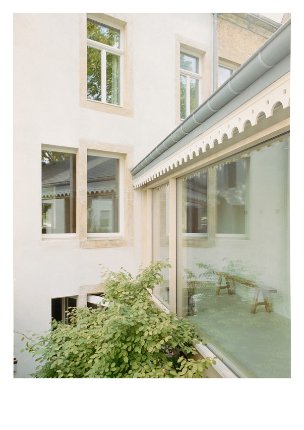  Today, the house combines privacy with a sense of community, blending private living spaces with flexible communal areas.  (Photo: Kaell Architecte)