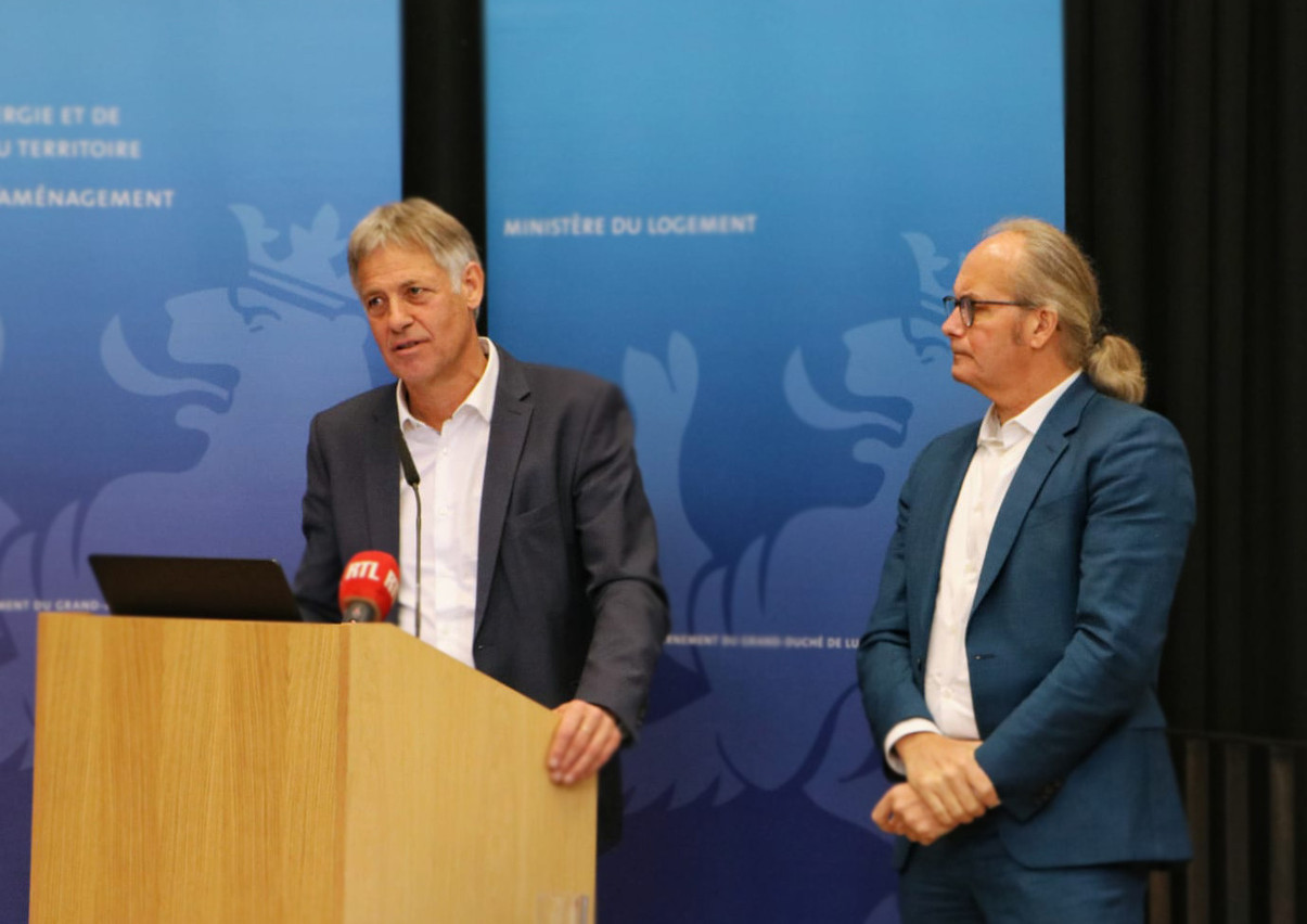 There is enough building land in Luxembourg, say housing minister Henri Kox (left) and Claude Turmes, minister of spatial planning, in a joint press conference.  MLOG