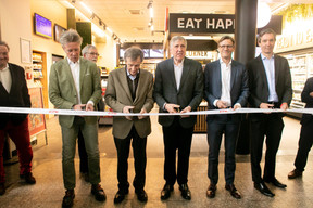 Laurent Schonckert, Max Leesch, François Bausch, Marc Wengler et Alain Blau ont inauguré le point de vente ce mercredi. Il emploie 15 salariés. (Photo: Matic Zorman/Maison Moderne)