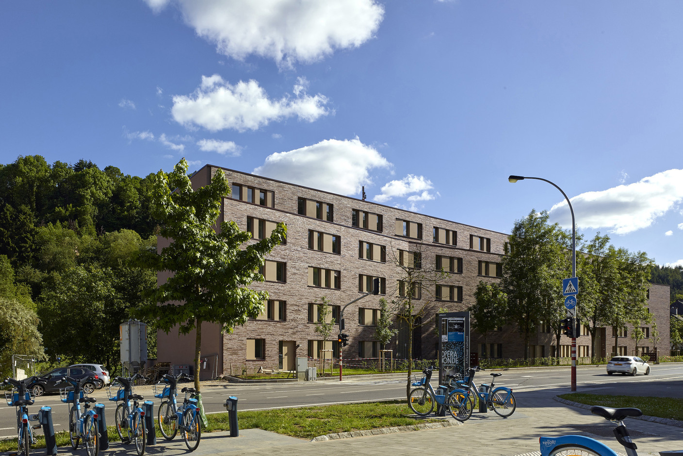 L’immeuble résidentiel présente une importante longueur de façade. (Photo: Christof Weber)