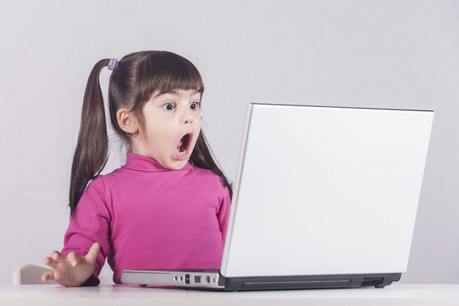 Prédateurs, contenus inadaptés, menaces diverses et variées: internet n’est pas le pays des Bisounours, et les parents doivent apprendre à l’apprendre à leurs enfants. (Photo: Shutterstock)