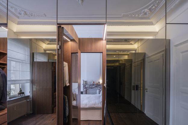 À l’étage, la chambre parentale est entièrement retravaillée avec des cloisons miroir. (Photo: Eric Chenal)