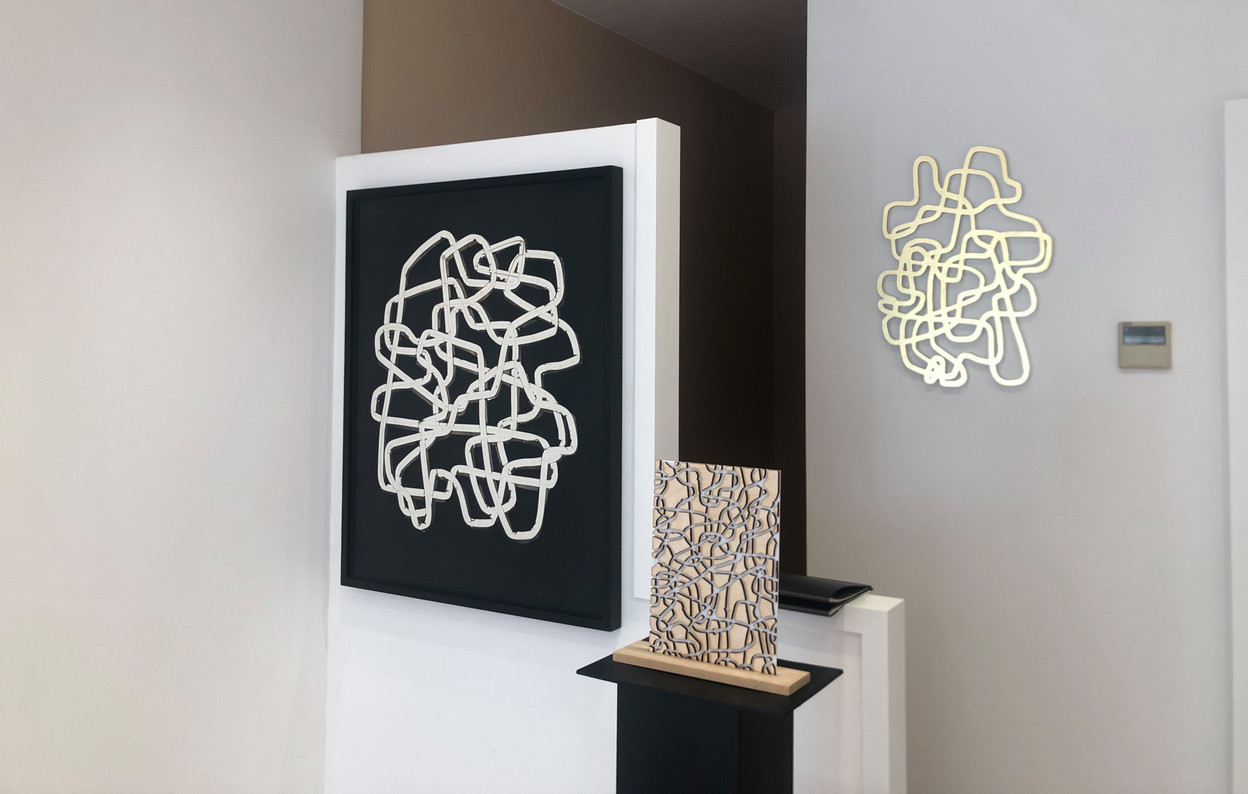 Les œuvres «Entrelacs» actuellement exposées à l’espace galerie Art by Goralska: chemigramme/encadré (à gauche), étincelant/feuille d’or sur bois (au centre), translucide/bois plexi (à droite). (Photo: Espace Galerie Art by Goralska)