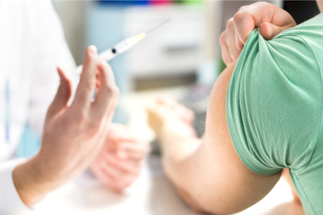 Une stratégie de vaccination obligatoire contre le Covid-19 n’est pas envisagée par le gouvernement luxembourgeois, mais elle pourrait être légale si justifiée par un devoir de santé publique, d’après un avocat spécialisé en droit du travail. (Photo: Shutterstock)