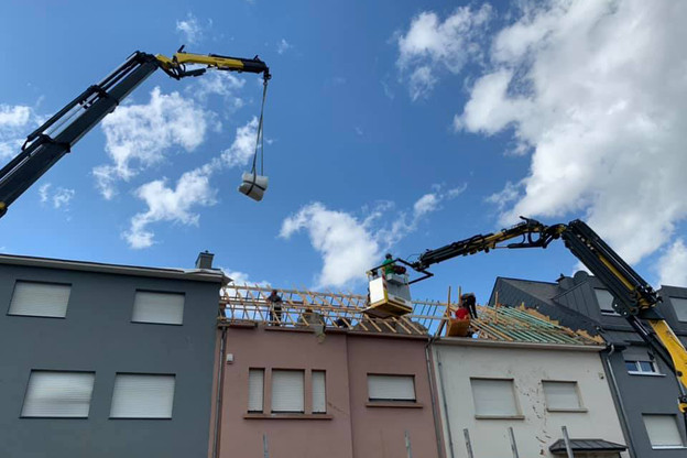 Le CGDIS a organisé le déblaiement des gravats et la stabilisation des édifices avant de faire venir des couvreurs. Ici, Den Daachdecker et Toiture Moderne. (Photo: Den Daachdecker)