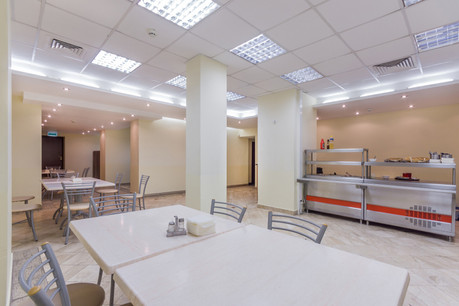 Seules les cantines scolaires pourront continuer à fonctionner normalement. Celles des entreprises et des hôpitaux ne peuvent faire que du take-away, précise le ministère de la Santé. (Photo: Shutterstock)