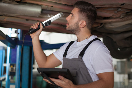 Pour une «voiture à passagers», un premier contrôle technique est obligatoire après quatre ans. (Photo: Shutterstock)