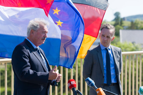 «Nous nous sommes tous réjouis hier de l’ouverture des frontières avec l’Allemagne. Maintenant, on s’impatiente toutes et tous de pouvoir voyager sans restrictions en Belgique et en France», a déclaré Jean Asselborn (ici à Schengen, samedi, avec son homologue allemand Heiko Maas), dimanche, sur sa page Facebook. (Photo: SIP/Jean-Christophe Verhaegen)