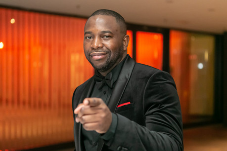 Qu’il couvre en vidéo les meilleures soirées ou qu’il divertisse les aficionados de cocktails lors de son «Vodka Friday with Rico», Eric Eyenga Indenge conjugue toujours enthousiasme et expertise… (Photo: Juanistyle Photography)