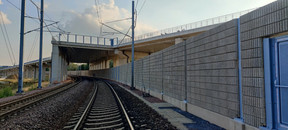 Contern SA a livré plus de 300 murs antibruit Phonobloc en fibre de bois et béton le long de la ligne de chemin de fer à Bettembourg. (Photo: Contern SA)