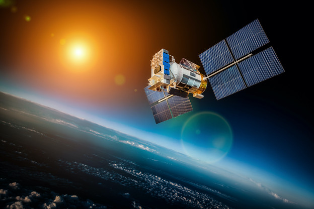 Avec le déploiement de constellations pour amener de la connectivité sur Terre ou pour développer de nouvelles technologies dans l’espace, l’ESA entend tester la sécurité de son satellite à 500km de la Terre. (Photo: Shutterstock)
