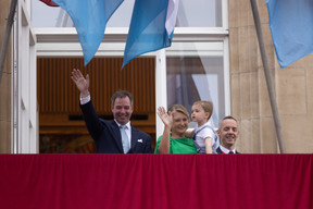 À l’issue d’une réception organisée par la Ville d’Esch-sur-Alzette, le couple grand-ducal héritier est apparu au balcon de l’Hôtel de Ville. (Photo: Guy Wolff/Maison Moderne)