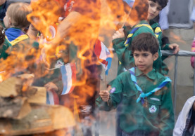 Guillaume a procédé à ’embrasement du traditionnel feu de camp des scouts. (Photo: Guy Wolff/Maison Moderne)