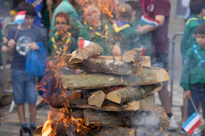 Guillaume a procédé à ’embrasement du traditionnel feu de camp des scouts. (Photo: Guy Wolff/Maison Moderne)