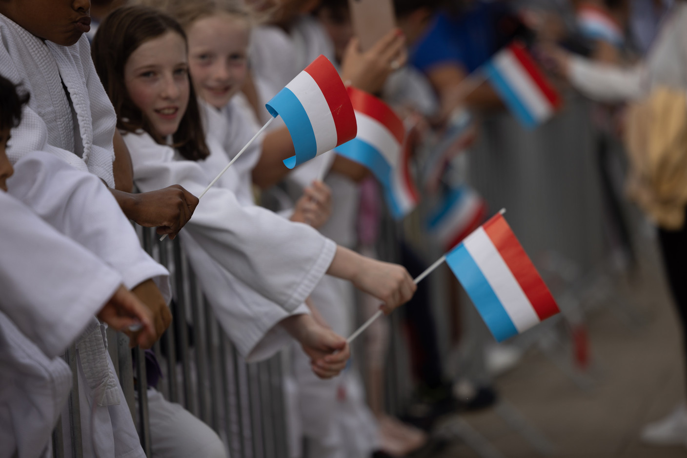 Et partout, des enfants et des fanions aux couleurs du pays. (Photo: Guy Wolff/Maison Moderne)