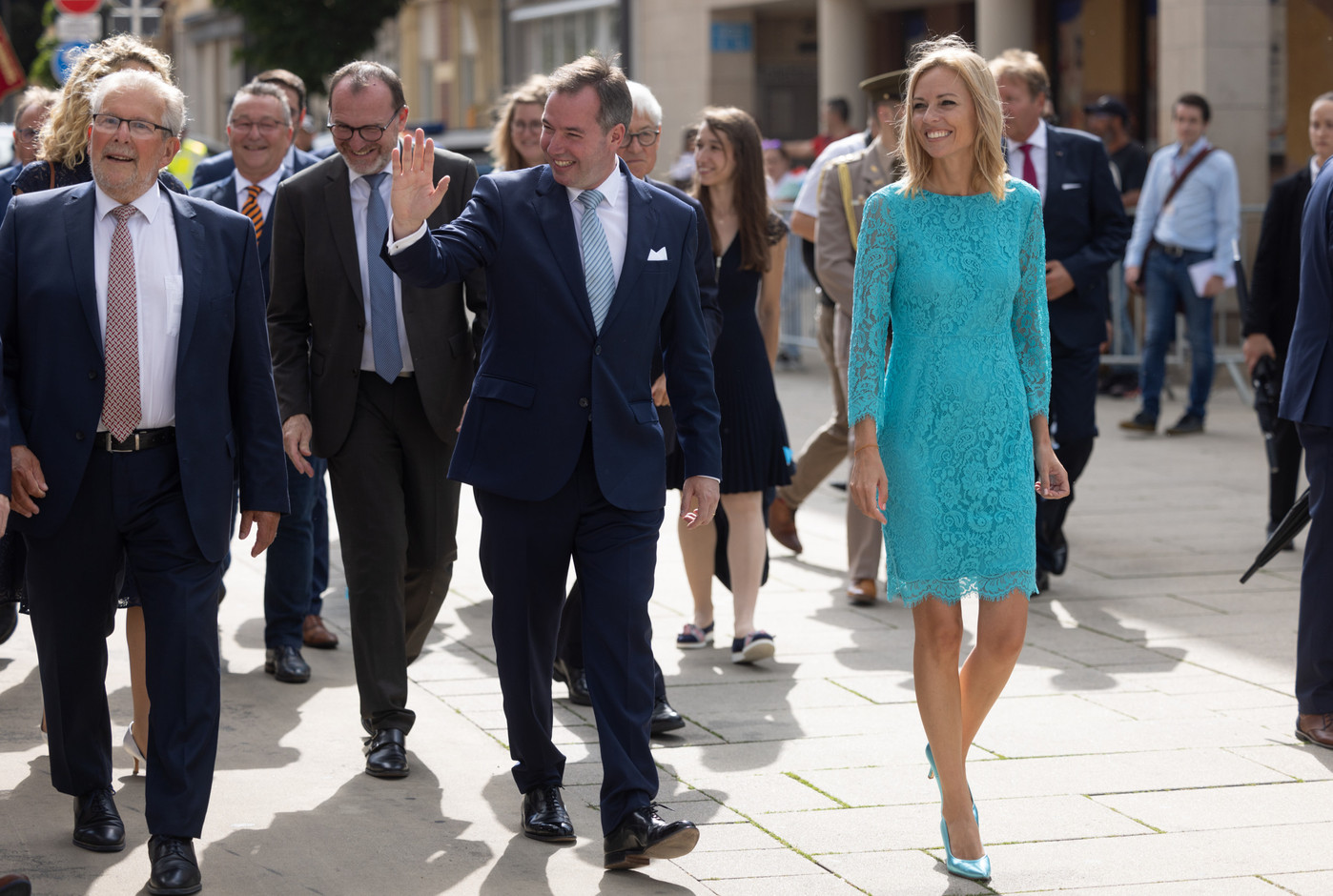 Le Grand-Duc héritier a traversé la rue de l’Alzette pour se rendre à l’Hôtel de Ville.  (Photo: Guy Wolff/Maison Moderne)