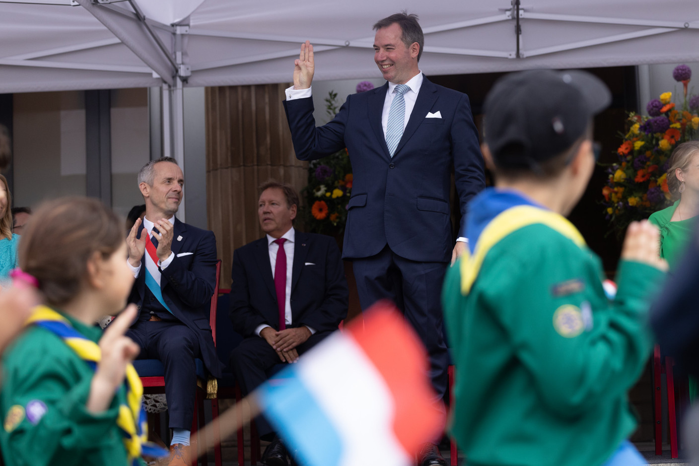 Le Grand-Duc héritier et les scouts. (Photo: Guy Wolff/Maison Moderne)