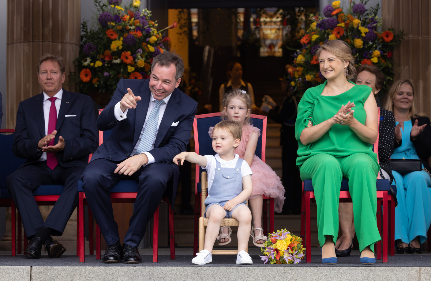Guillaume, Stéphanie et le prince Charles ont assisté au défilé d’une quarantaine d’associations de la commune. (Photo: Guy Wolff/Maison Moderne)