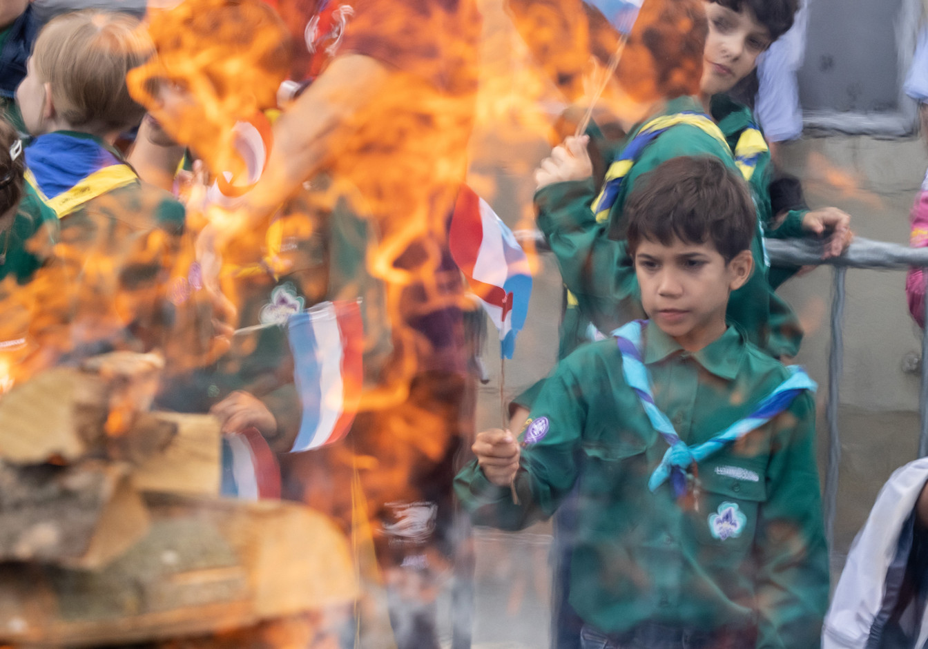 Guillaume a procédé à ’embrasement du traditionnel feu de camp des scouts. (Photo: Guy Wolff/Maison Moderne)