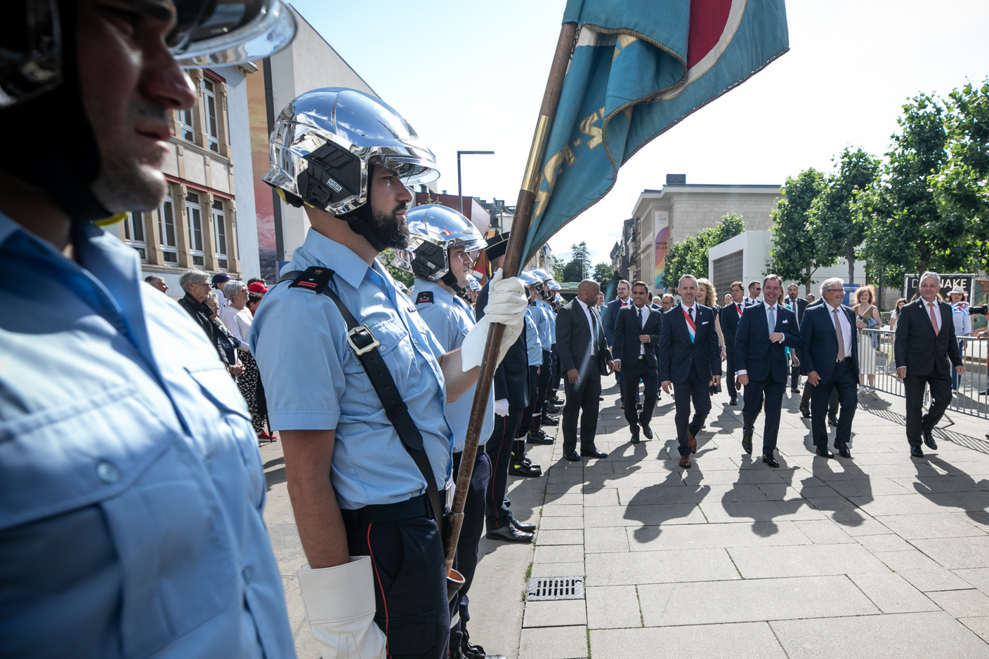 «Revue» des pompiers pour Guillaume. (Photo: Guy Wolff/Maison Moderne)