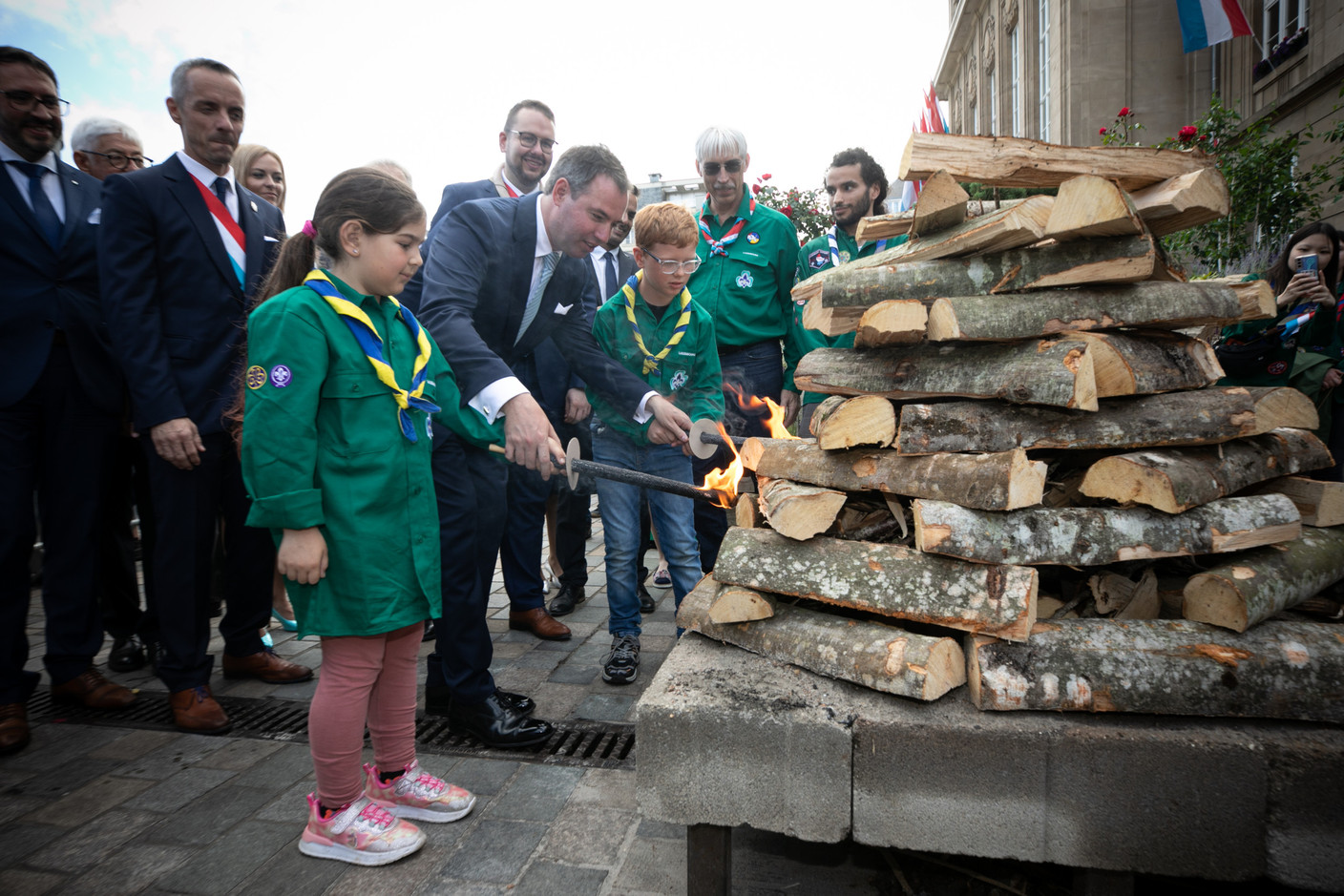 Guillaume a procédé à ’embrasement du traditionnel feu de camp des scouts. (Photo: Guy Wolff/Maison Moderne)
