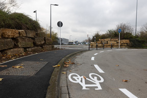 The cycle path starts on rue Henry Bessemer in Esch/Alzette where cyclists share the road with motorists. (Photo: Guy Wolff/Maison Moderne)