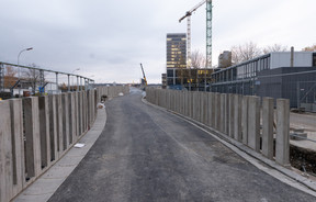 The cycle path finishes on the Belval side is at the end of the Avenue du Rock'n Roll. A lift, a staircase and an access ramp for people with reduced mobility still need to be completed, according to the ministry of mobility and public works. (Photo: Guy Wolff/Maison Moderne)