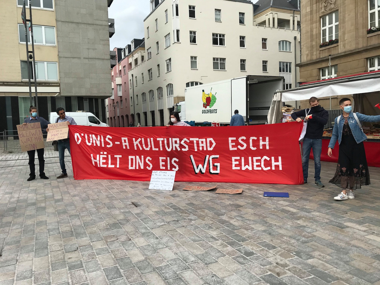Les manifestants devant l’hôtel de ville militent pour la cohabitation à Esch.  (Photo: Paperjam)