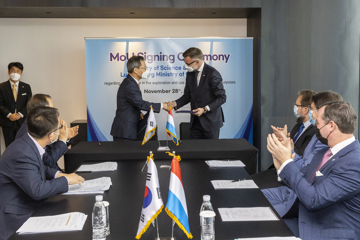 Le ministre des Sciences et des Technologies de l’information de Corée du Sud, Jong-ho Lee, et le ministre de l’Économie, Franz Fayot, après la signature du protocole d’accord portant sur l’espace. (Photo: SIP/Julien Warnand)