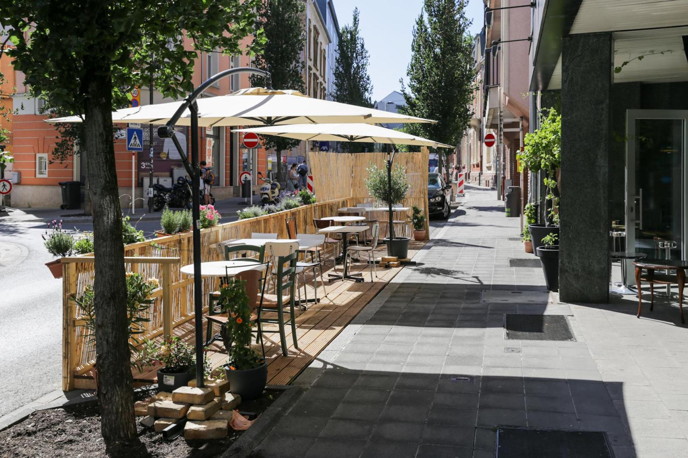 Au Limpertsberg, le restaurant solidaire Chiche! a pu créer une terrasse rapidement sur le trottoir, devant son entrée. (Photo: Romain Gamba)