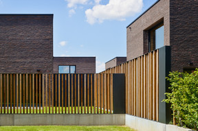 Les palissades marquent les séparations entre les maisons. (Photo: Lukas Roth)