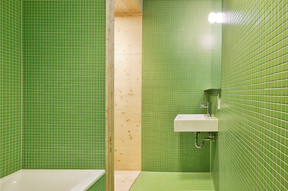 Vue d’une des salles de bain de la maison témoin. (Photo: Lukas Roth)